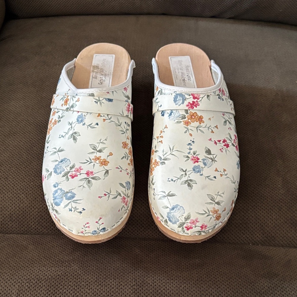 Floral Clogs with Multicolor Design